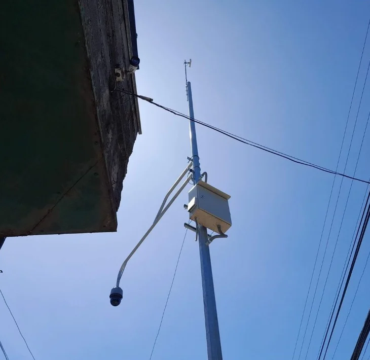 Cámara domo, gabinete y antena en poste