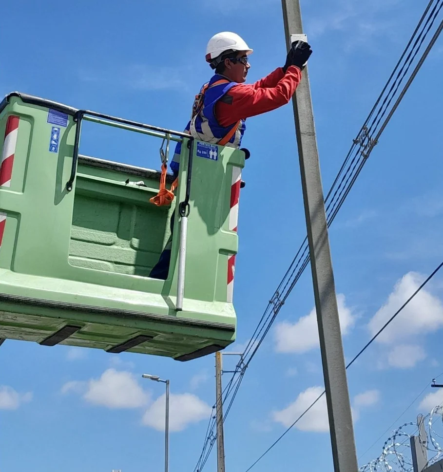 Técnico de Tecniicall instalando un equipo en poste desde una plataforma elevadora