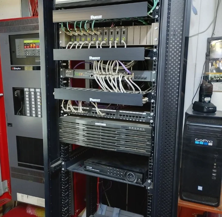 Patch panels, switch PoE y grabadores