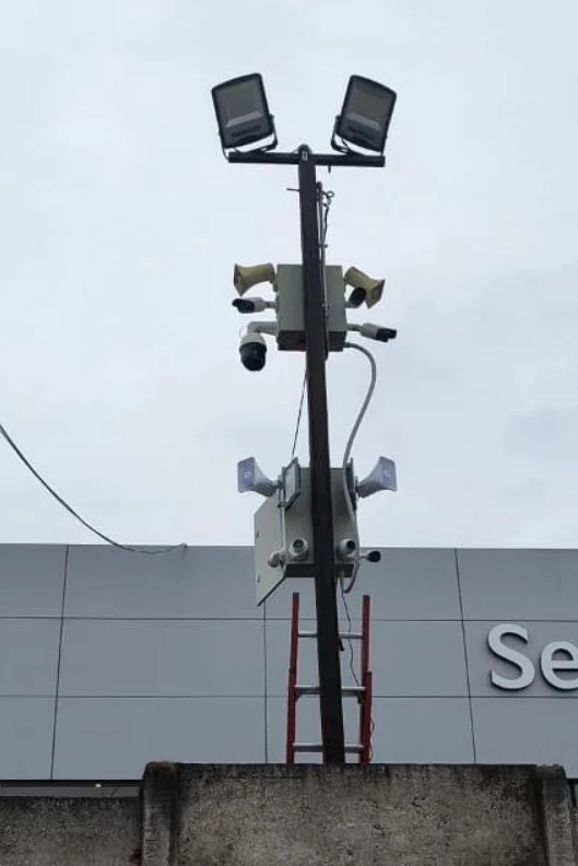 Poste con cámaras, parlantes y focos