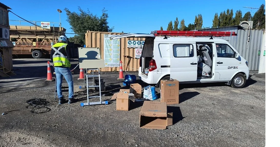 Equipo y vehículo de Tecniicall durante una jornada de soporte en terreno