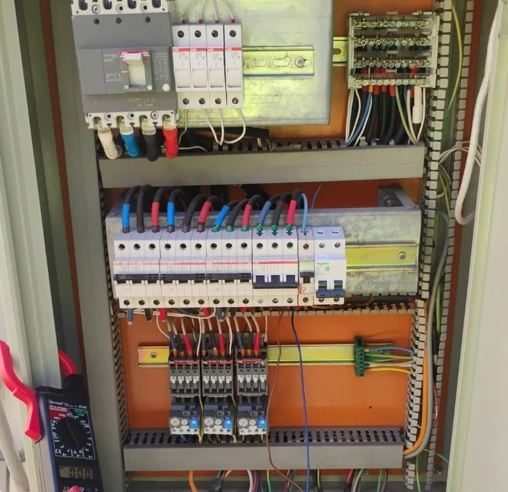 Tablero eléctrico con protecciones y contactores